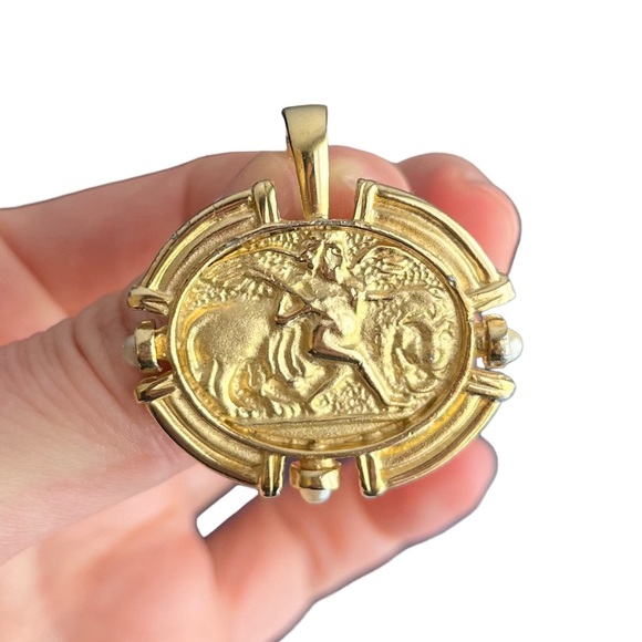 Grecian Revival, Embossed intaglio Gold plated Greek Mythology pendant - Picture 3 of 3